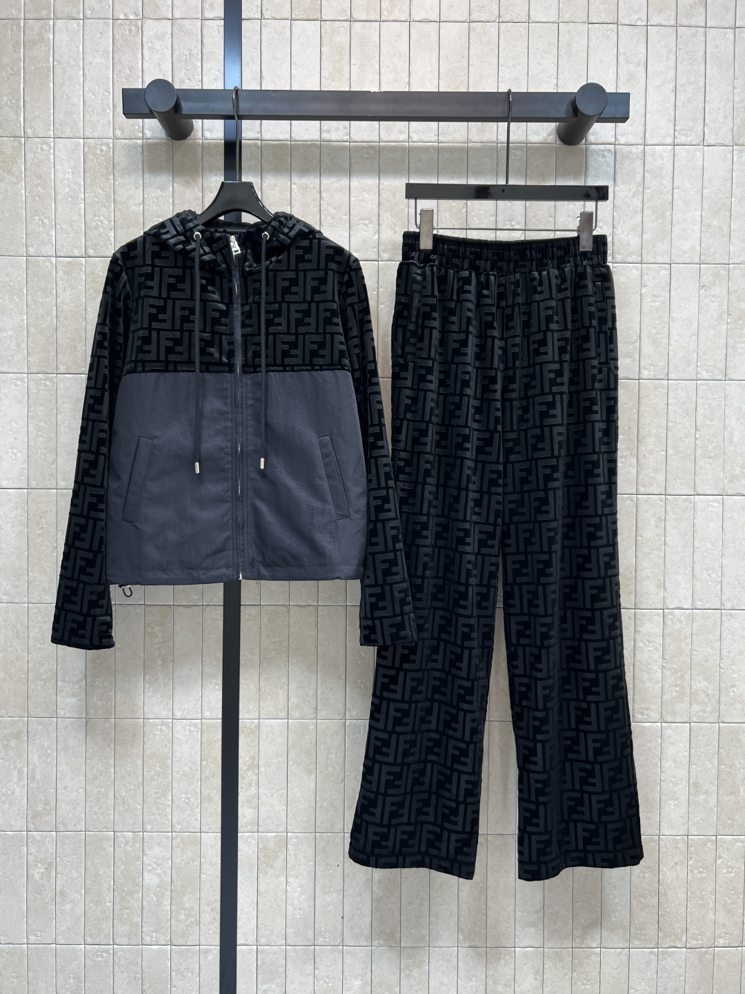 FD家 25秋冬新款 FF提花丝绒拼接休闲套装 连帽拼接拉链外套+FF提花阔腿裤 标志性FF老花图案 辨