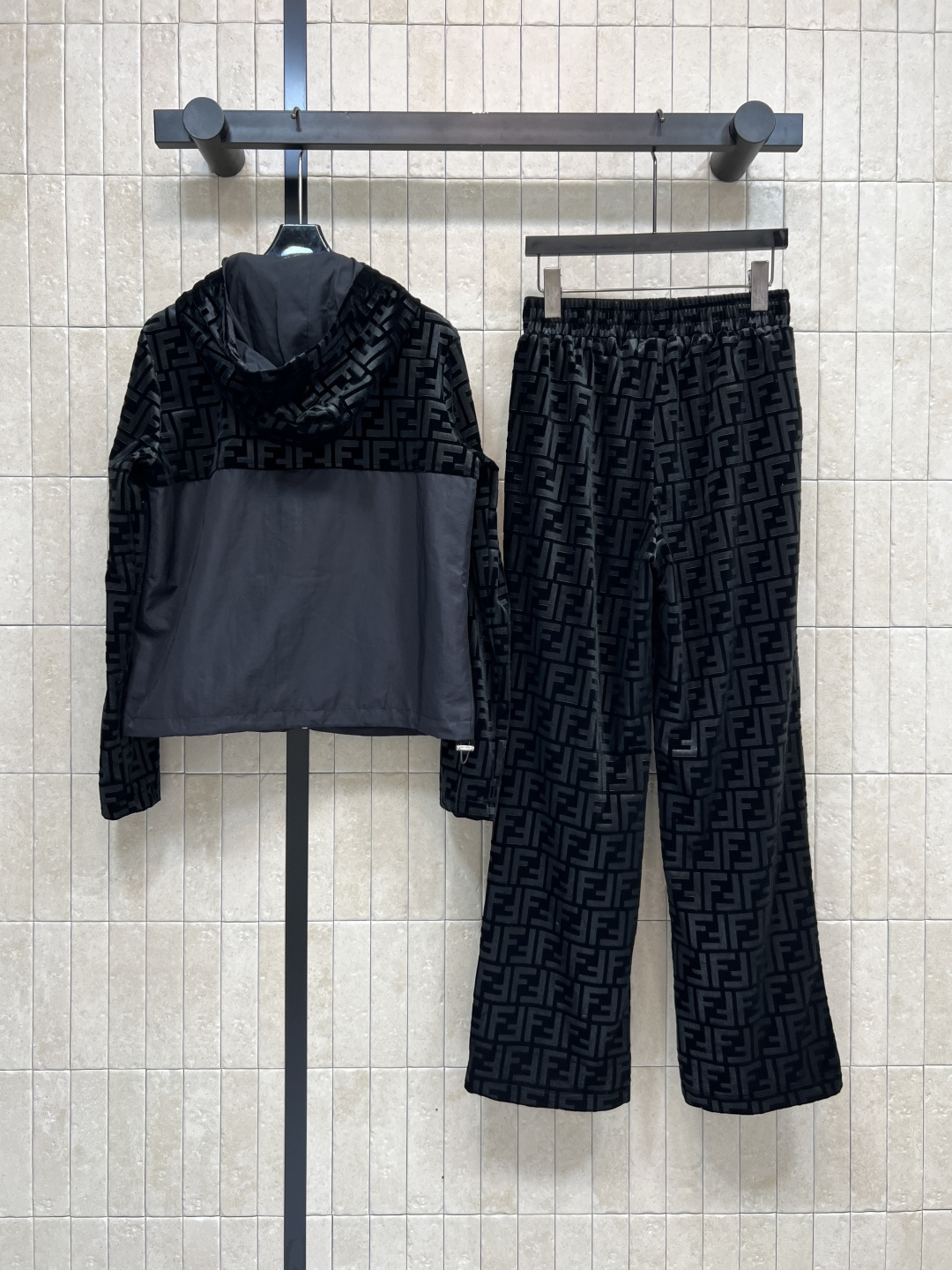 FD家 25秋冬新款 FF提花丝绒拼接休闲套装 连帽拼接拉链外套+FF提花阔腿裤 标志性FF老花图案 辨