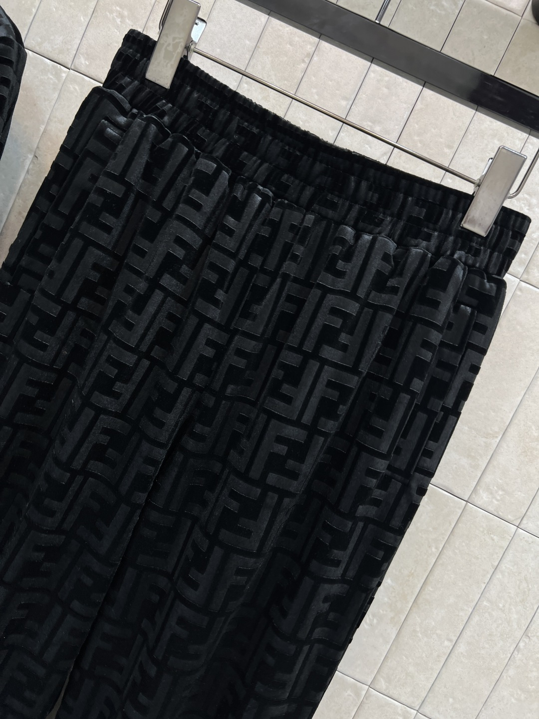 FD家 25秋冬新款 FF提花丝绒拼接休闲套装 连帽拼接拉链外套+FF提花阔腿裤 标志性FF老花图案 辨