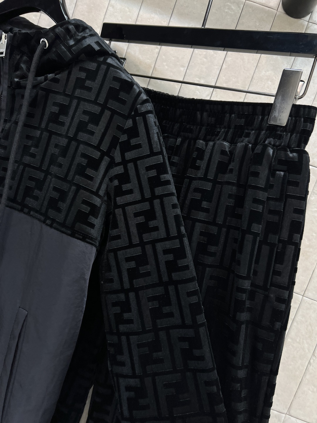 FD家 25秋冬新款 FF提花丝绒拼接休闲套装 连帽拼接拉链外套+FF提花阔腿裤 标志性FF老花图案 辨