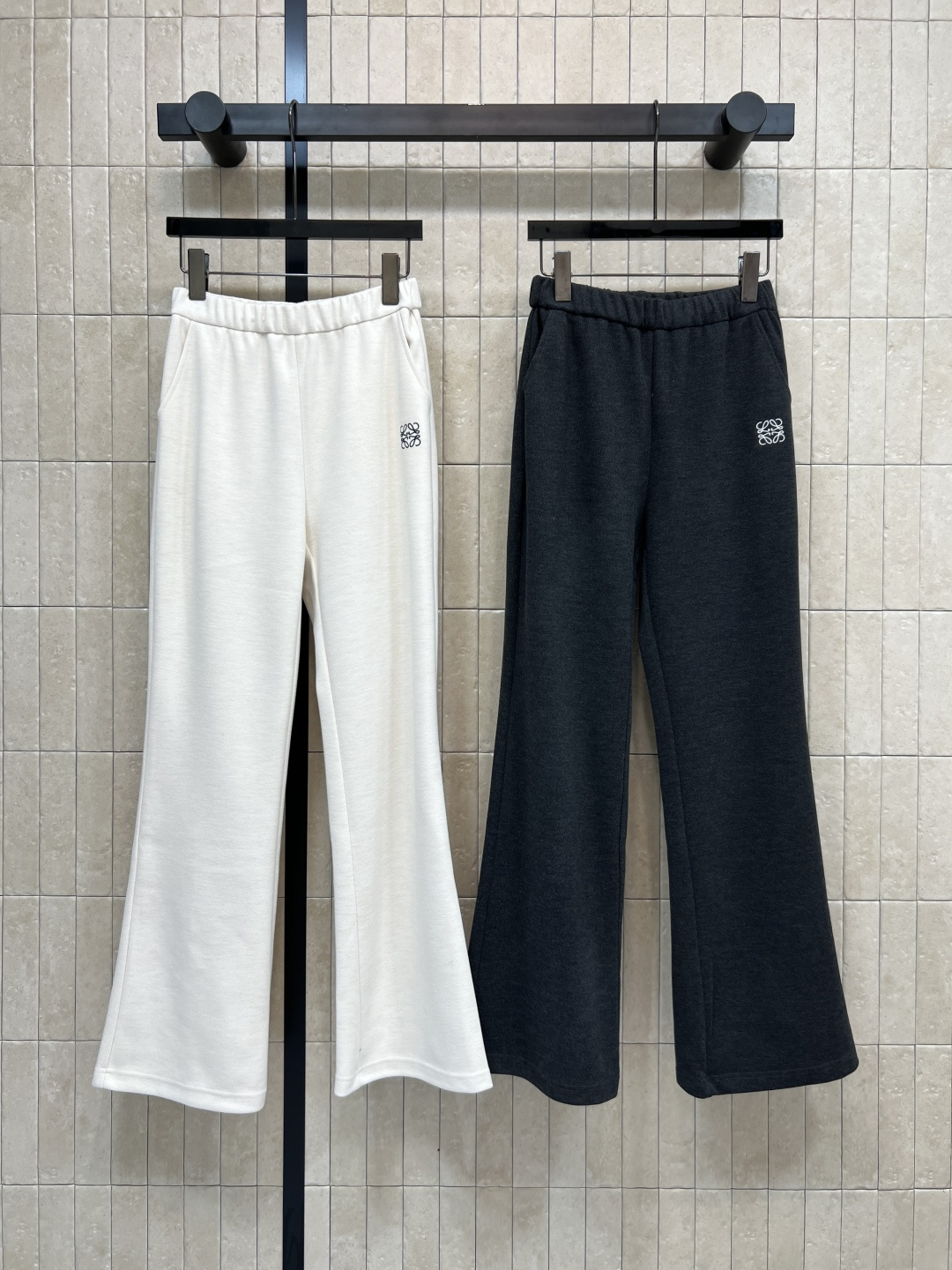 NO:579365,LW's new fall and winter 25 logo embroidered wide-leg pants. The fabric is drapey, soft and skin-friendly. Very wide and stylish. Full of fashion sense. Versatile and stylish. The high-waisted design does not stick to the legs. It can modify all kinds of leg shapes. No matter the body shape or age. The classic embroidered logo logo + back pocket logo leather label embellishment can also be worn by small sisters. It is perfect when paired with sweaters, sweatshirts, coats and jackets. It is easy to achieve a casual and lazy feeling.  Two colors and three codes Size/S-M-L,,hoodie,sweatshirts,jackets & coats,sweaters,alexander wang19860909LW家 25秋冬新款 logo刺绣阔腿裤 面料垂感十足 有质感柔软亲肤 挺阔有型 时尚感满满 百搭洋气 高腰设计不贴腿 修饰各种腿型 不挑身材不挑年龄 经典的刺绣logo徽标+后口袋logo皮标点缀小个子姐妹也可以驾驭 搭配毛衣 卫衣 大衣 外套简直是绝绝子 随性休闲慵懒感轻松拿捏 两色三码Size/S-M-L,,hoodie,sweatshirts,jackets & coats,sweaters,alexander wang,Women's clothing