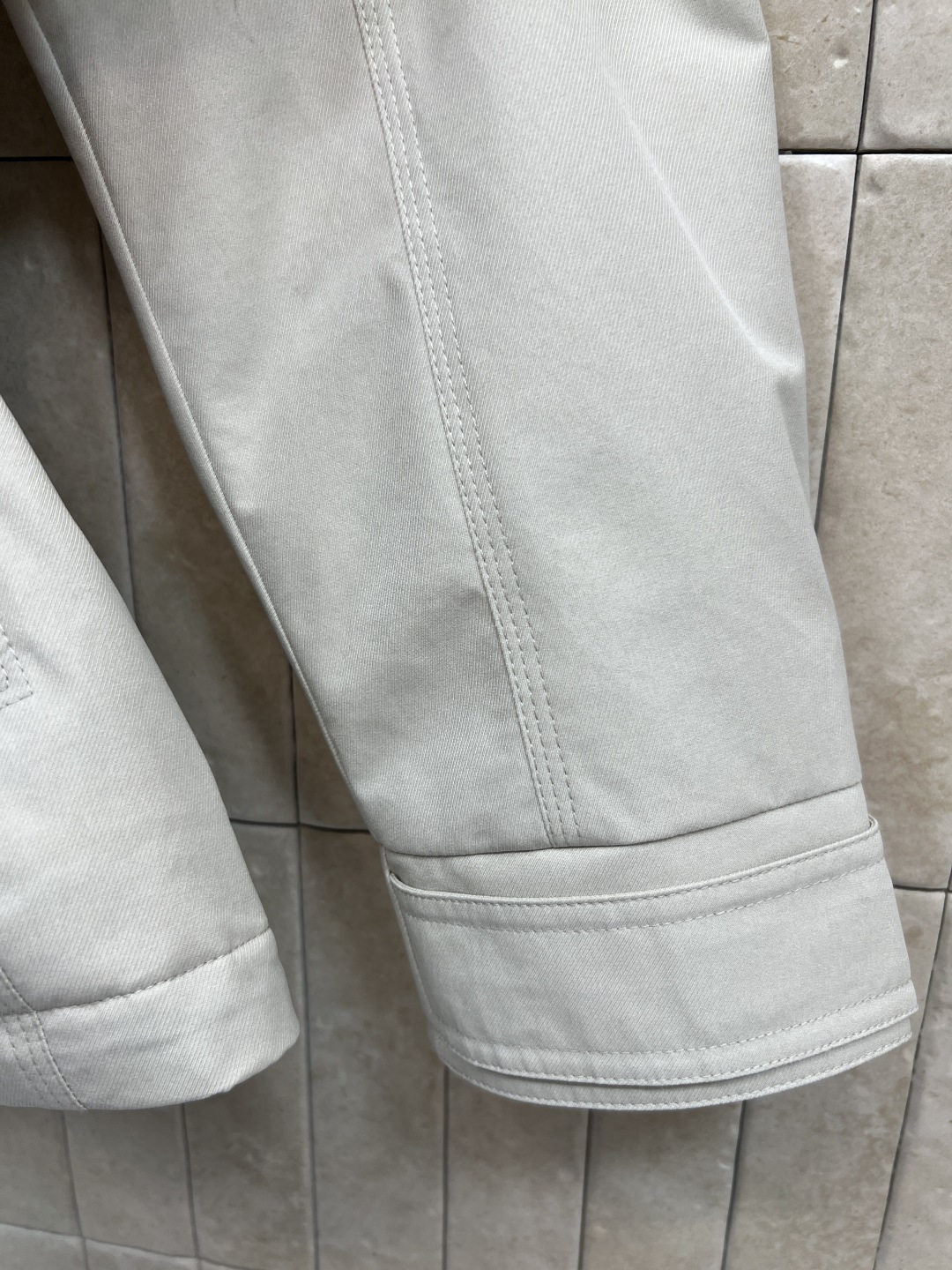 D家 25秋冬新款 连帽立领夹克外套 一穿就能出门的款 完全不用费心费力搭配 气质工装风酷帅有型 腰部黑