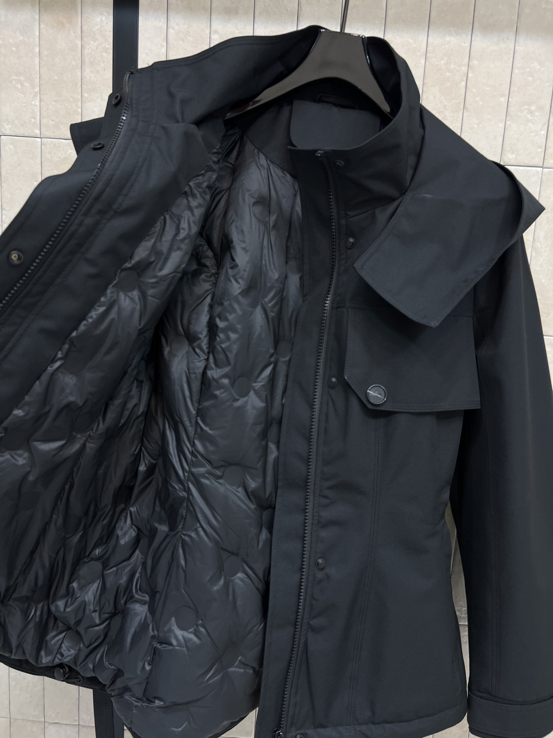 D家 25秋冬新款 连帽立领夹克外套 一穿就能出门的款 完全不用费心费力搭配 气质工装风酷帅有型 腰部黑