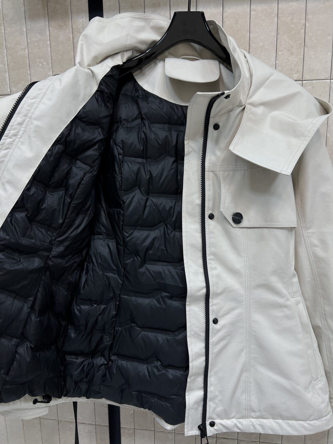 D家 25秋冬新款 连帽立领夹克外套 一穿就能出门的款 完全不用费心费力搭配 气质工装风酷帅有型 腰部黑