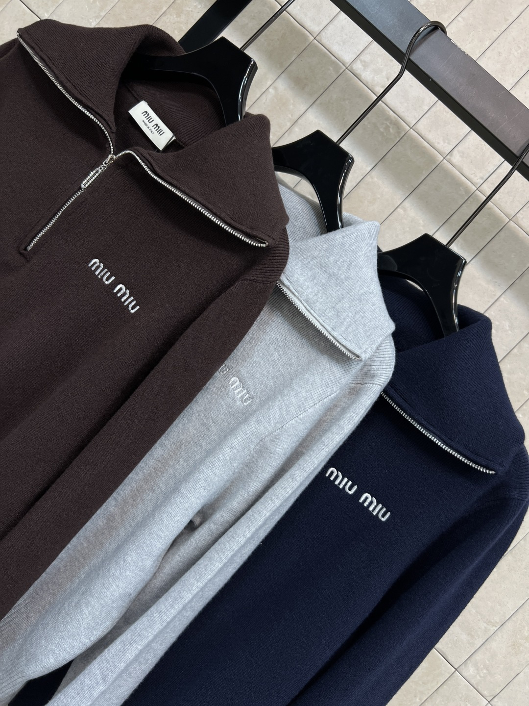 MIu家 25秋冬新款 半拉链高领针织衫 柔软针织面料 高领+半拉链设计 保暖又休闲 秋冬穿超合适！胸前