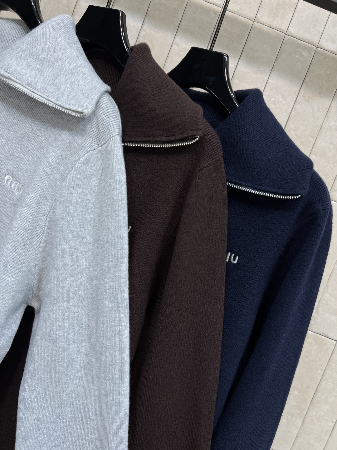 MIu家 25秋冬新款 半拉链高领针织衫 柔软针织面料 高领+半拉链设计 保暖又休闲 秋冬穿超合适！胸前