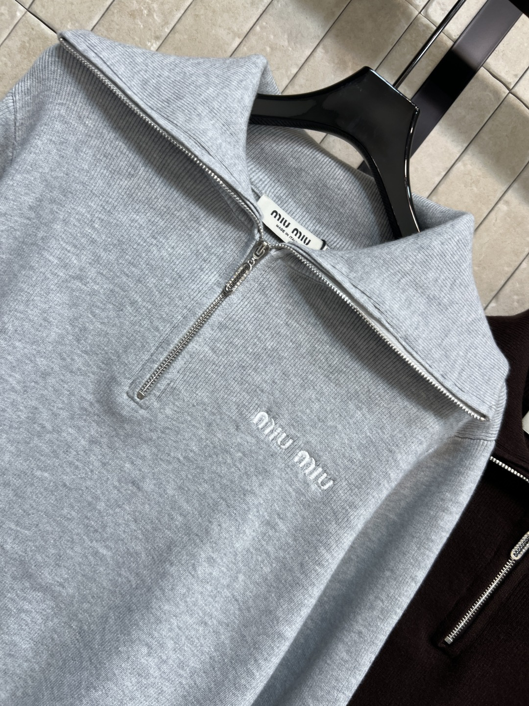 MIu家 25秋冬新款 半拉链高领针织衫 柔软针织面料 高领+半拉链设计 保暖又休闲 秋冬穿超合适！胸前