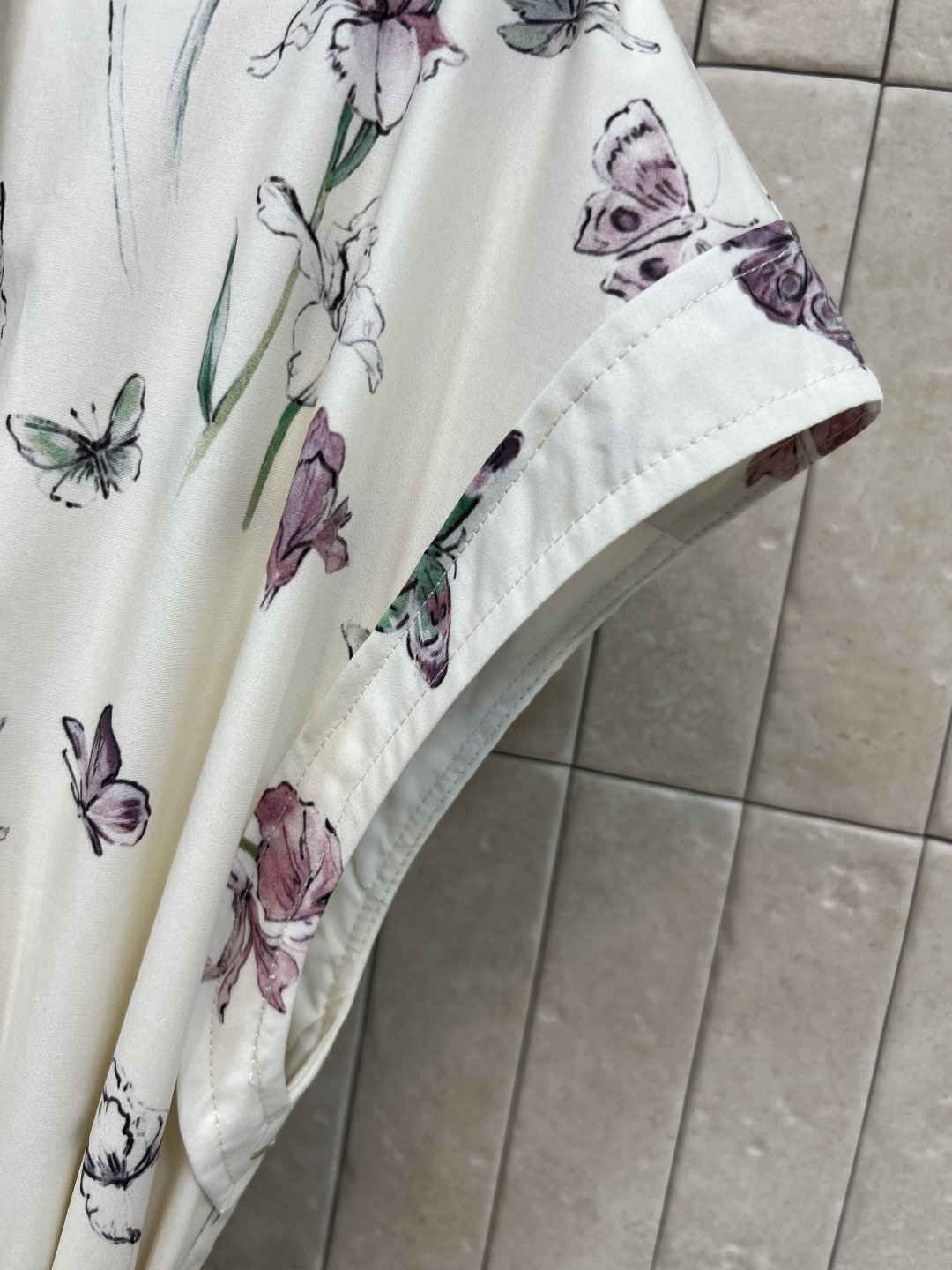 D家 26春夏新款 蝴蝶印花无袖连衣裙 白色底色配精致花卉和蝴蝶图案 优雅又浪漫 飘逸的长裙摆上身气质简