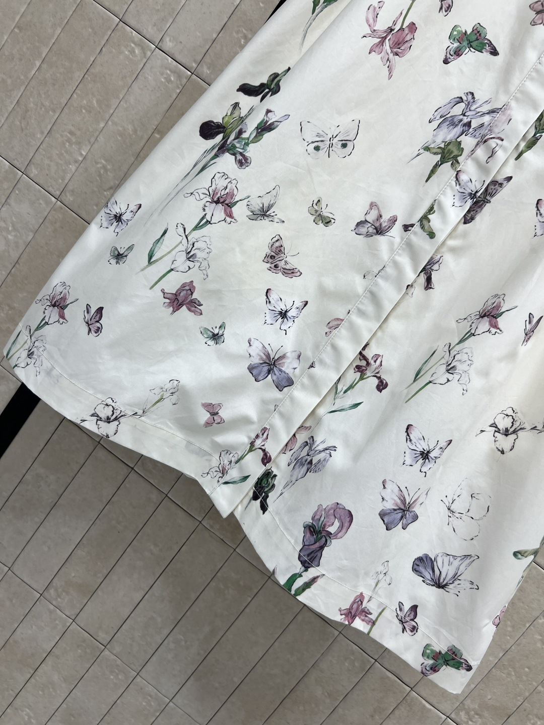 D家 26春夏新款 蝴蝶印花无袖连衣裙 白色底色配精致花卉和蝴蝶图案 优雅又浪漫 飘逸的长裙摆上身气质简