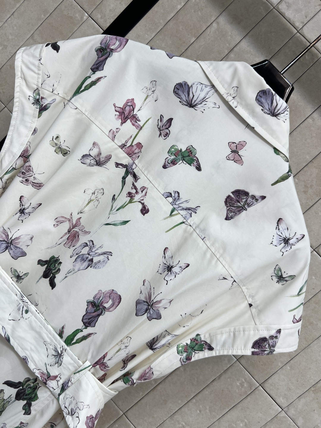 D家 26春夏新款 蝴蝶印花无袖连衣裙 白色底色配精致花卉和蝴蝶图案 优雅又浪漫 飘逸的长裙摆上身气质简