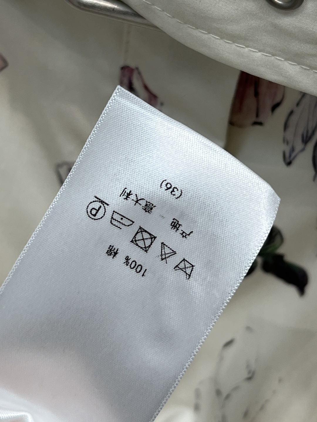 D家 26春夏新款 蝴蝶印花无袖连衣裙 白色底色配精致花卉和蝴蝶图案 优雅又浪漫 飘逸的长裙摆上身气质简