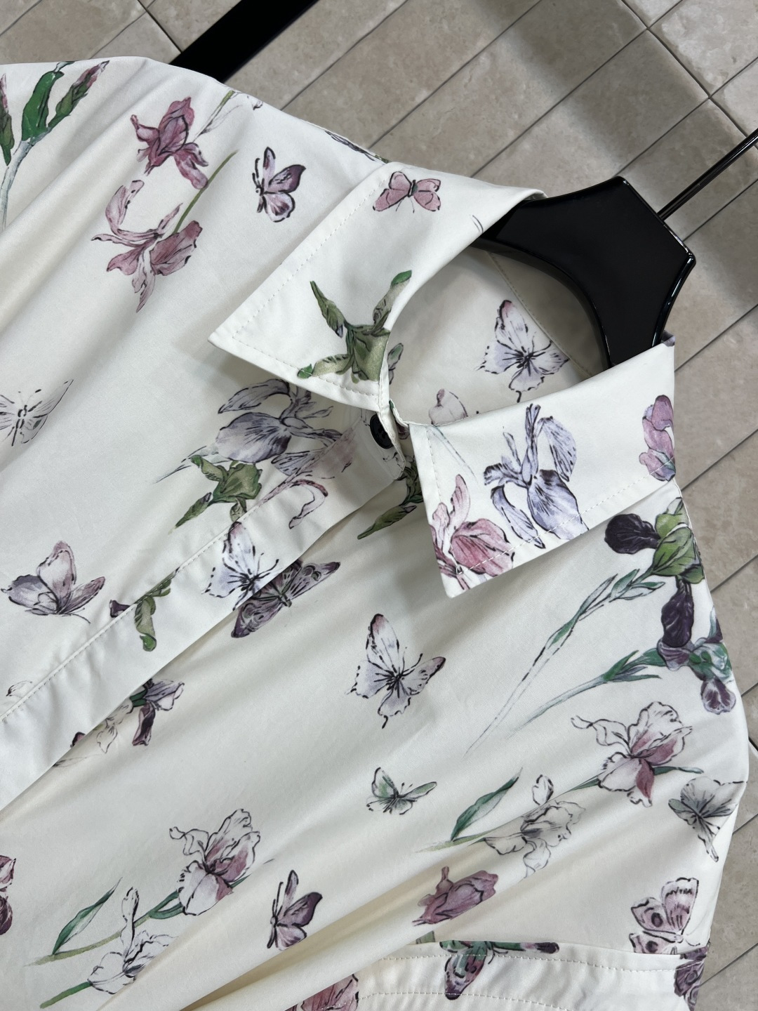 D家 26春夏新款 蝴蝶印花无袖连衣裙 白色底色配精致花卉和蝴蝶图案 优雅又浪漫 飘逸的长裙摆上身气质简