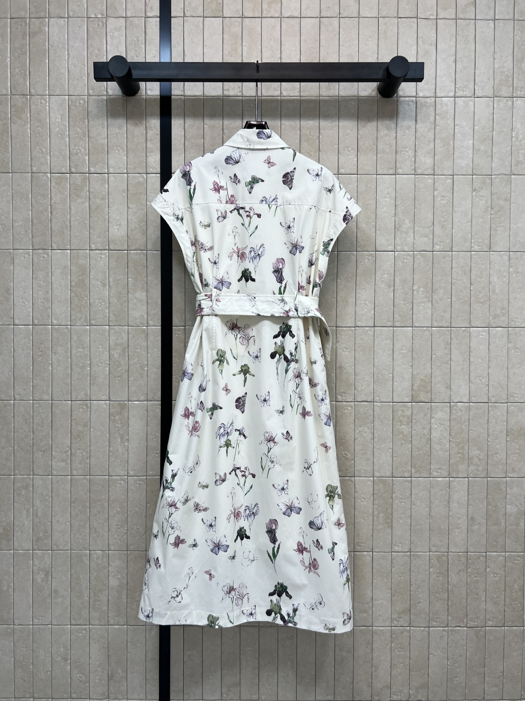 D家 26春夏新款 蝴蝶印花无袖连衣裙 白色底色配精致花卉和蝴蝶图案 优雅又浪漫 飘逸的长裙摆上身气质简