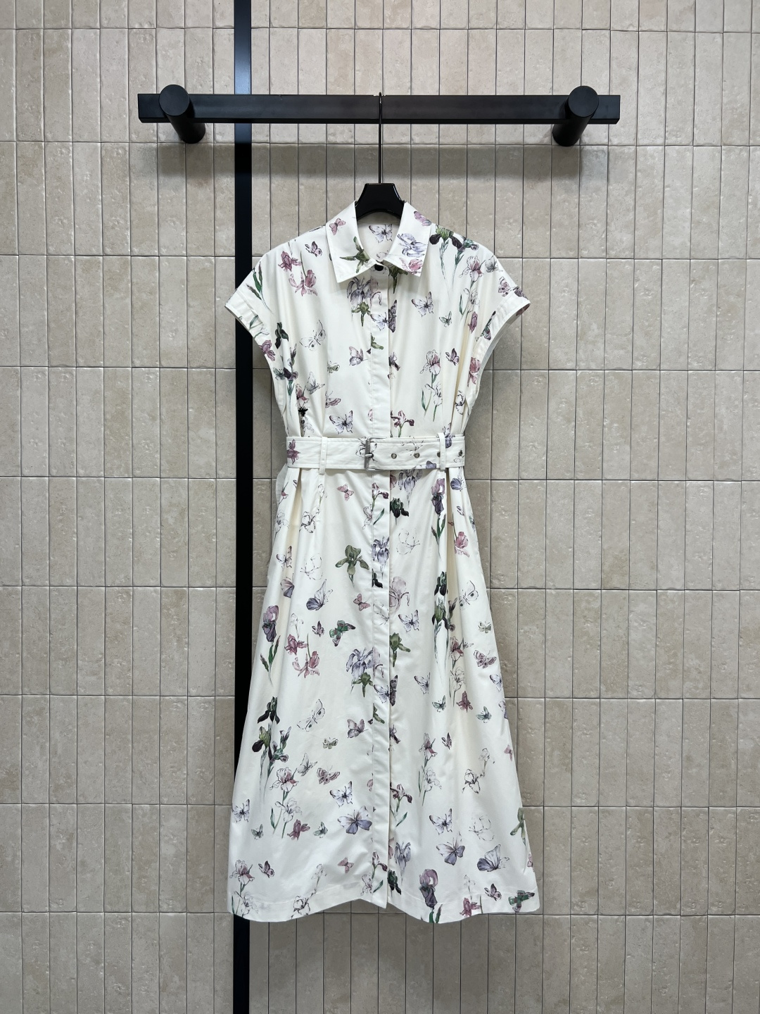 D家 26春夏新款 蝴蝶印花无袖连衣裙 白色底色配精致花卉和蝴蝶图案 优雅又浪漫 飘逸的长裙摆上身气质简