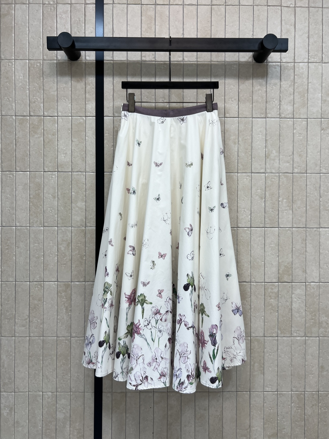 D家 26春夏新款 蝴蝶印花高腰半身裙 白色底色配精致花卉和蝴蝶图案 优雅又浪漫 高腰A字版型 大裙摆上