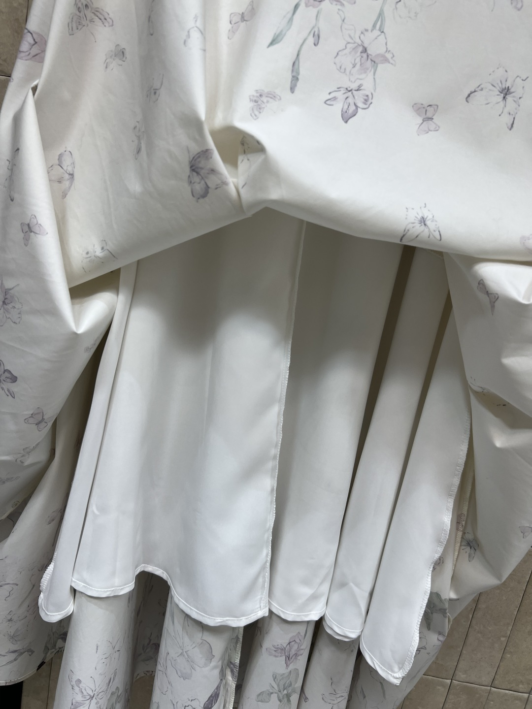 D家 26春夏新款 蝴蝶印花高腰半身裙 白色底色配精致花卉和蝴蝶图案 优雅又浪漫 高腰A字版型 大裙摆上