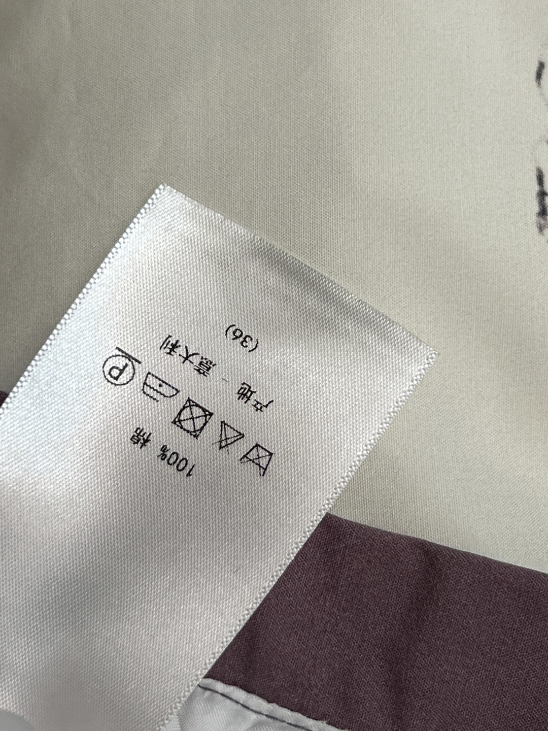 D家 26春夏新款 蝴蝶印花高腰半身裙 白色底色配精致花卉和蝴蝶图案 优雅又浪漫 高腰A字版型 大裙摆上