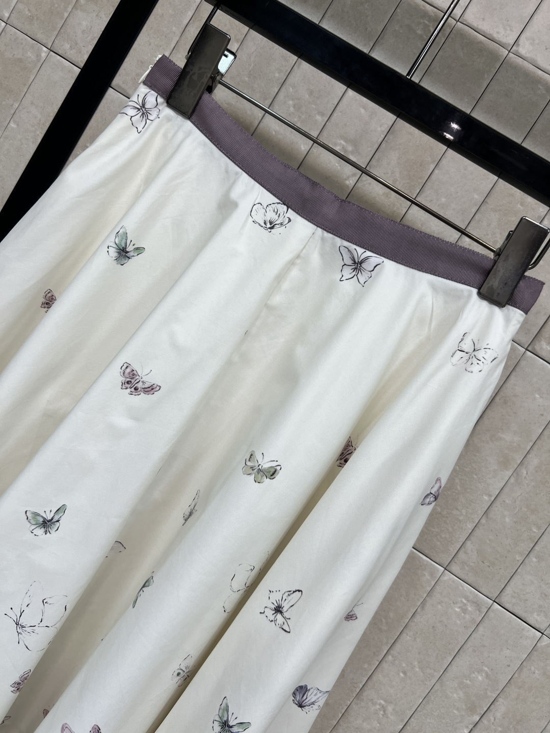 D家 26春夏新款 蝴蝶印花高腰半身裙 白色底色配精致花卉和蝴蝶图案 优雅又浪漫 高腰A字版型 大裙摆上