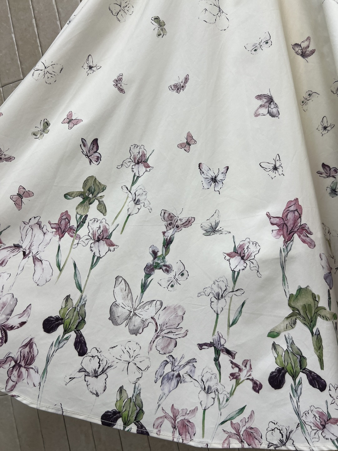 D家 26春夏新款 蝴蝶印花高腰半身裙 白色底色配精致花卉和蝴蝶图案 优雅又浪漫 高腰A字版型 大裙摆上