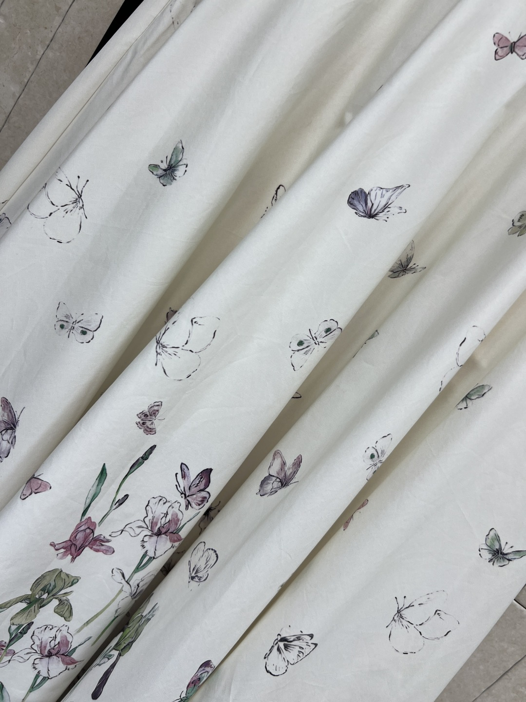 D家 26春夏新款 蝴蝶印花高腰半身裙 白色底色配精致花卉和蝴蝶图案 优雅又浪漫 高腰A字版型 大裙摆上