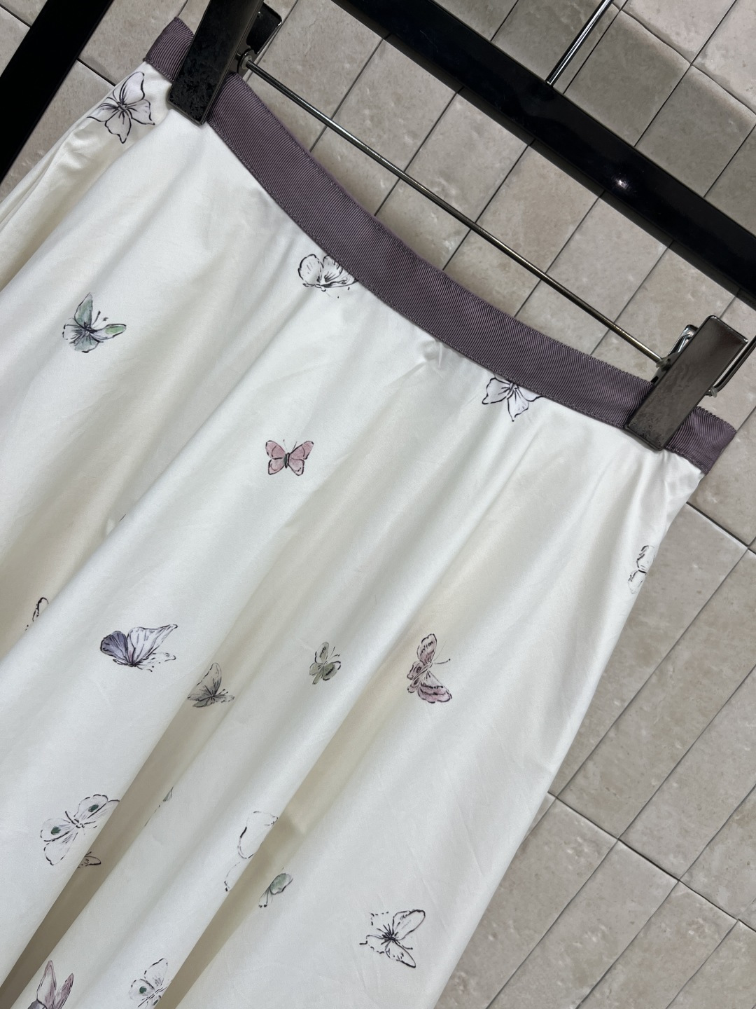 D家 26春夏新款 蝴蝶印花高腰半身裙 白色底色配精致花卉和蝴蝶图案 优雅又浪漫 高腰A字版型 大裙摆上