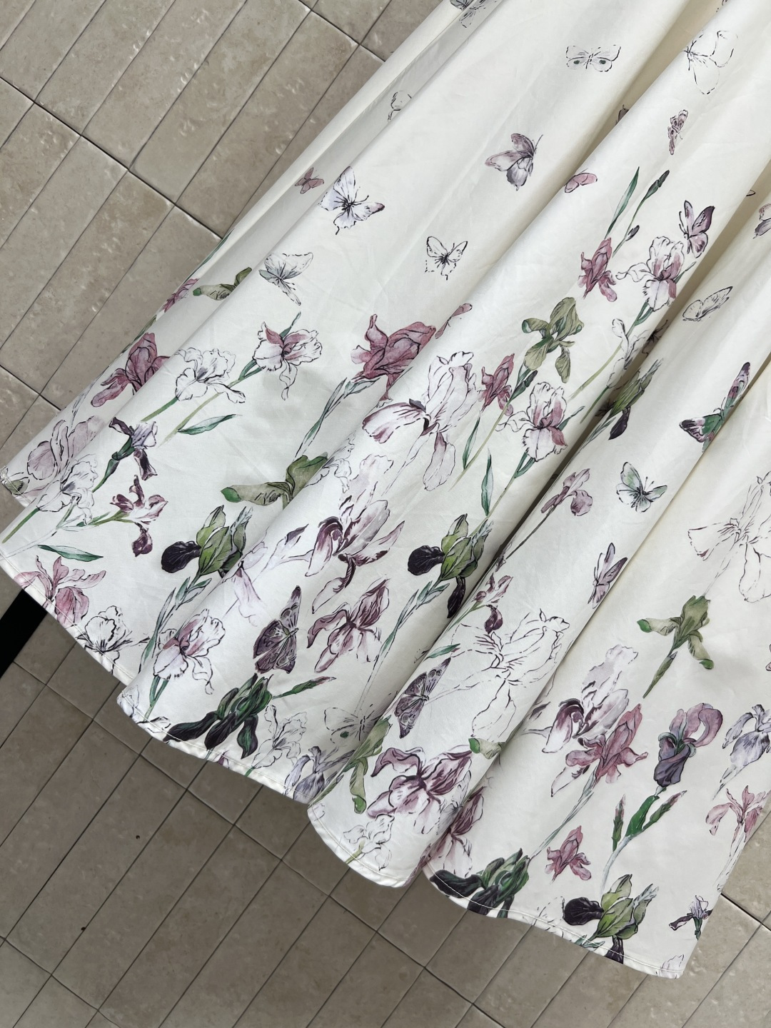 D家 26春夏新款 蝴蝶印花高腰半身裙 白色底色配精致花卉和蝴蝶图案 优雅又浪漫 高腰A字版型 大裙摆上