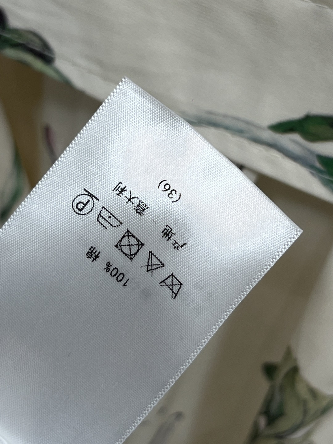 D家 26春夏新款 蝴蝶印花长袖连衣裙 白色底色配精致花卉和蝴蝶图案 优雅又浪漫 飘逸的长裙摆上身气质简