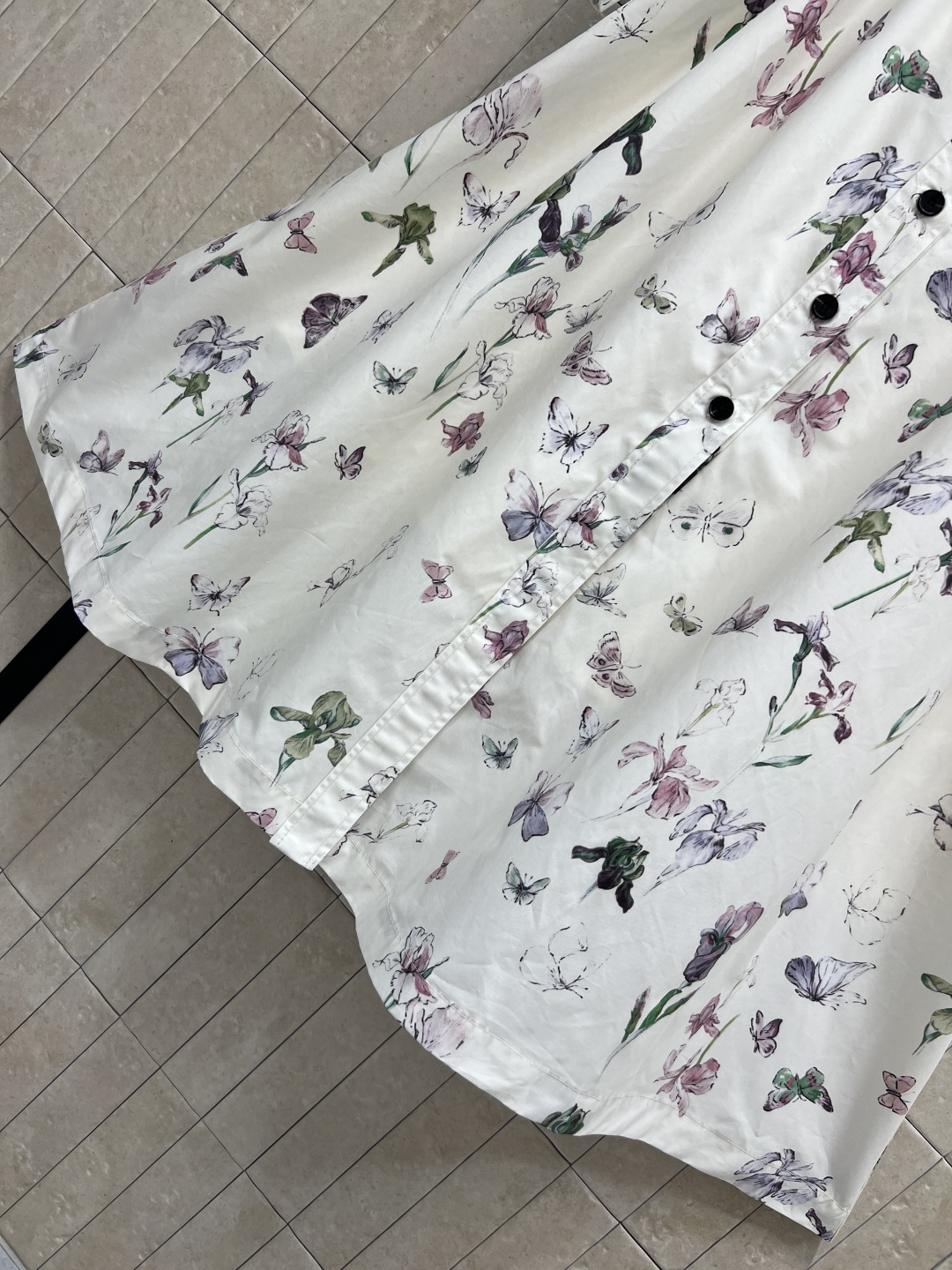 D家 26春夏新款 蝴蝶印花长袖连衣裙 白色底色配精致花卉和蝴蝶图案 优雅又浪漫 飘逸的长裙摆上身气质简