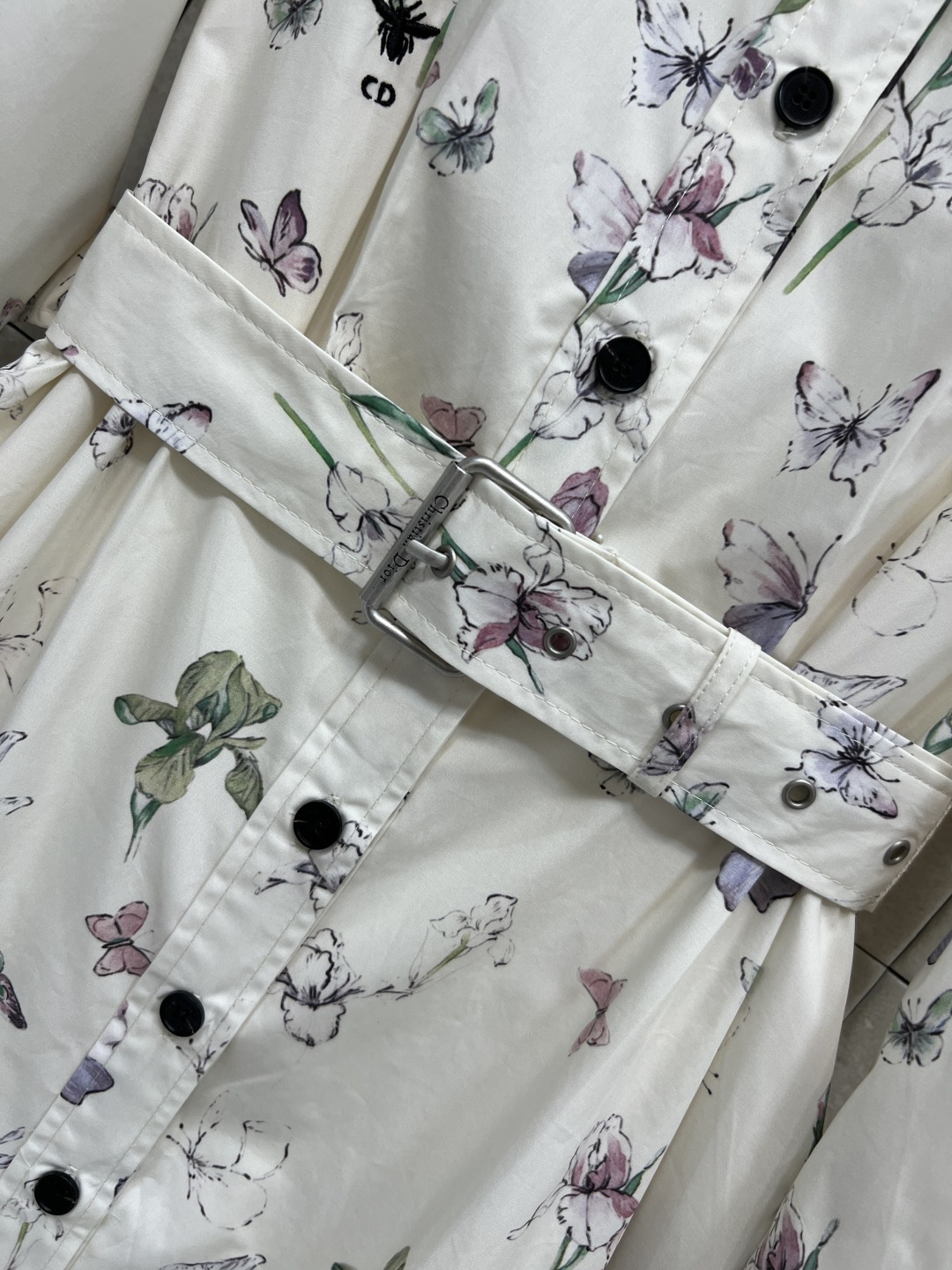 D家 26春夏新款 蝴蝶印花长袖连衣裙 白色底色配精致花卉和蝴蝶图案 优雅又浪漫 飘逸的长裙摆上身气质简