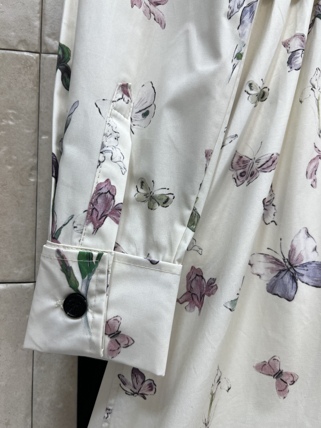 D家 26春夏新款 蝴蝶印花长袖连衣裙 白色底色配精致花卉和蝴蝶图案 优雅又浪漫 飘逸的长裙摆上身气质简