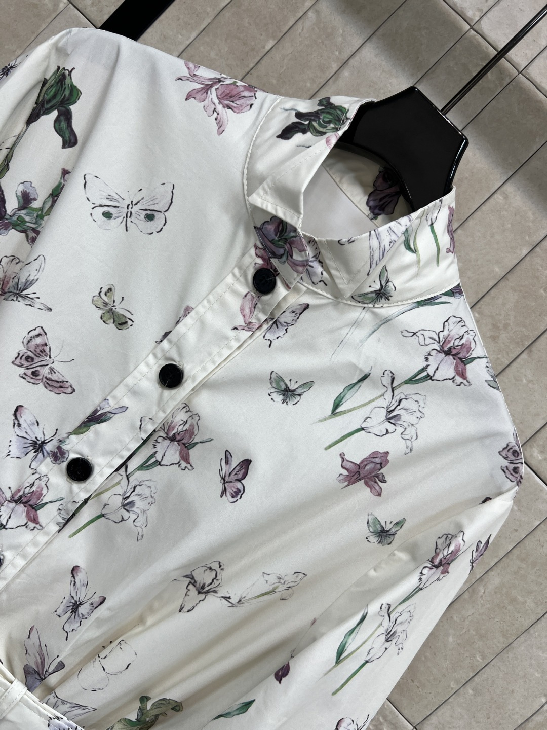 D家 26春夏新款 蝴蝶印花长袖连衣裙 白色底色配精致花卉和蝴蝶图案 优雅又浪漫 飘逸的长裙摆上身气质简