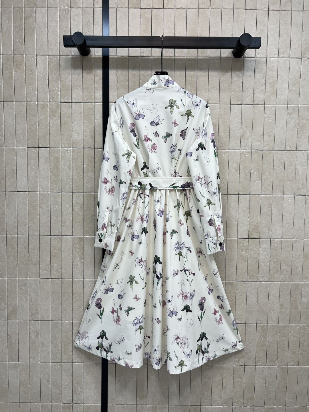 D家 26春夏新款 蝴蝶印花长袖连衣裙 白色底色配精致花卉和蝴蝶图案 优雅又浪漫 飘逸的长裙摆上身气质简