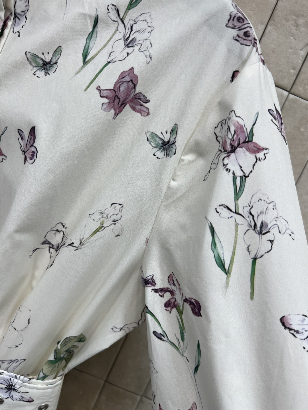 D家 26春夏新款 蝴蝶印花长袖连衣裙 白色底色配精致花卉和蝴蝶图案 优雅又浪漫 飘逸的长裙摆上身气质简