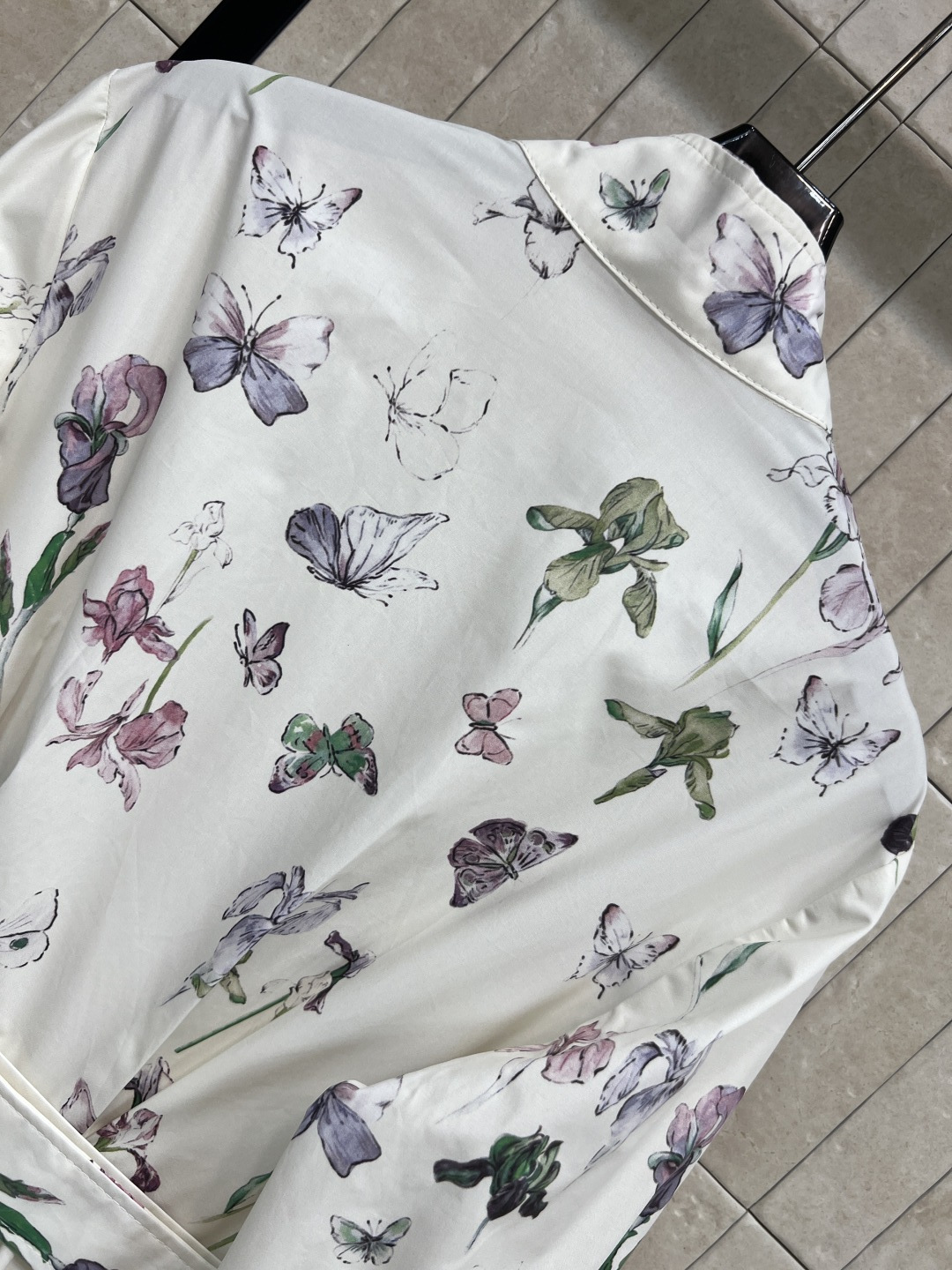 D家 26春夏新款 蝴蝶印花长袖连衣裙 白色底色配精致花卉和蝴蝶图案 优雅又浪漫 飘逸的长裙摆上身气质简