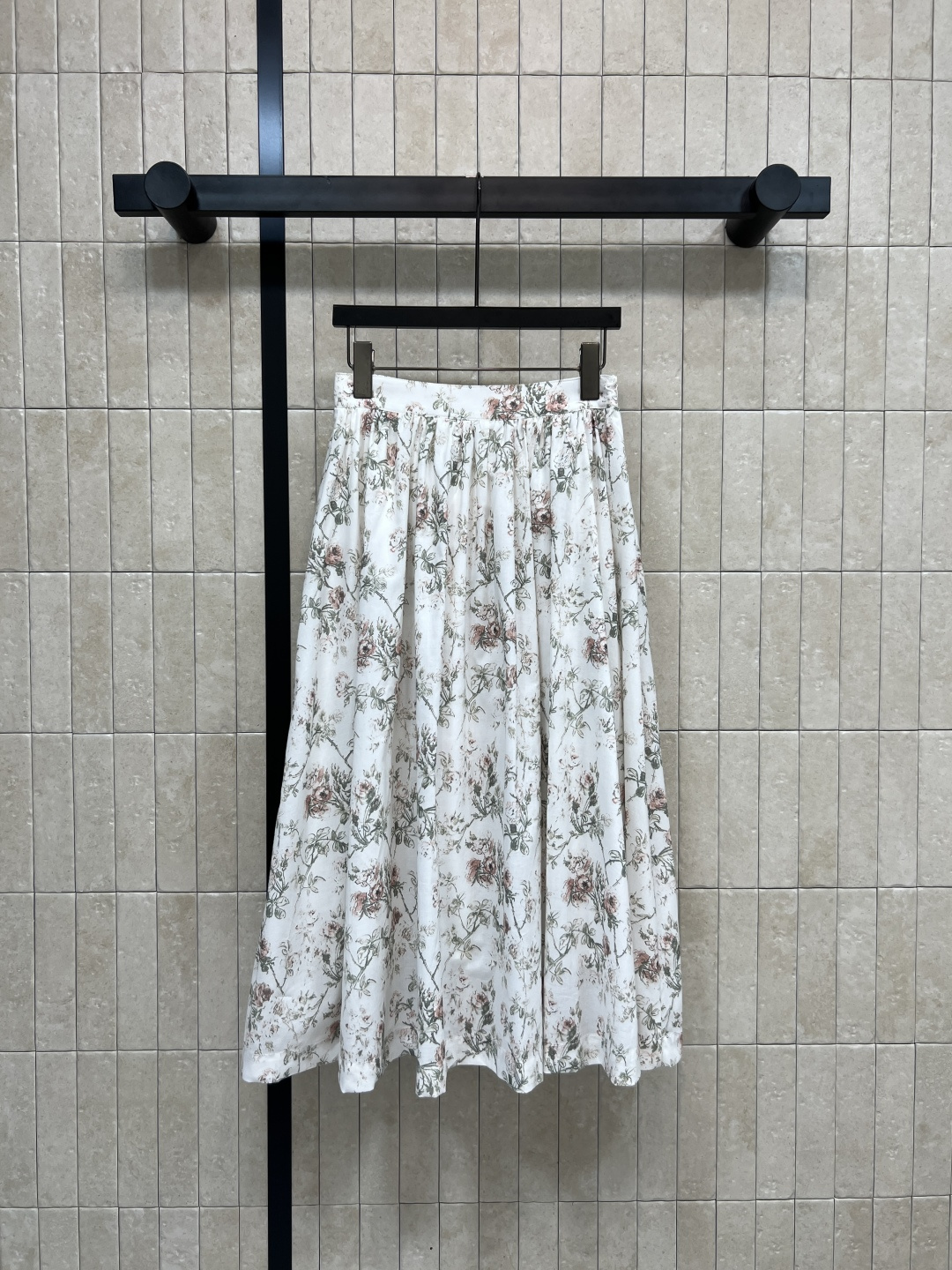 NO:579345,D Home’s new spring and summer 26 floral print high-waisted skirt, classic floral print, perfect romantic and elegant temperament!  The A-line long skirt is suitable for a variety of body shapes and can be easily worn for daily commuting, dating, and vacation. Pair it with a white T or shirt. It is fresh and natural. A must-have in spring and summer!  YB customized floral cotton fabric, small floral pattern is fresh and elegant, one color and four sizes Size/S-M-L-XL,, dior, skirts, shirts, alexander wang19860909D家 26春夏新品 碎花印花高腰半身裙 经典花卉印花 浪漫优雅气质满分！A字长裙版型 适合多种身材日常通勤、约会、度假都能轻松驾驭 搭配白T或衬衫 清新自然 春夏季节必备！YB定制碎花纯棉面料 小碎花图案清新又优雅 一色四码 Size/S-M-L-XL,,dior,skirts,shirts,alexander wang,Women's clothing