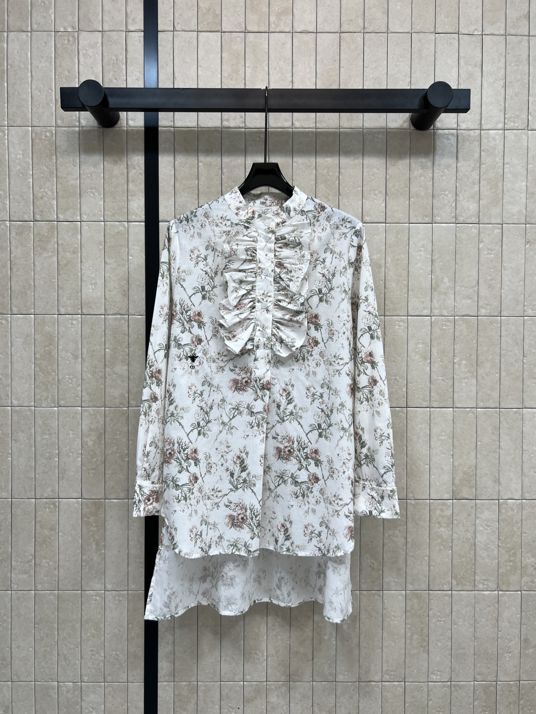 D家 26春夏新品 碎花印花长袖衬衫 白色底配粉绿花卉 浪漫优雅 春夏穿超舒服 圆领+木耳花边门襟装饰 