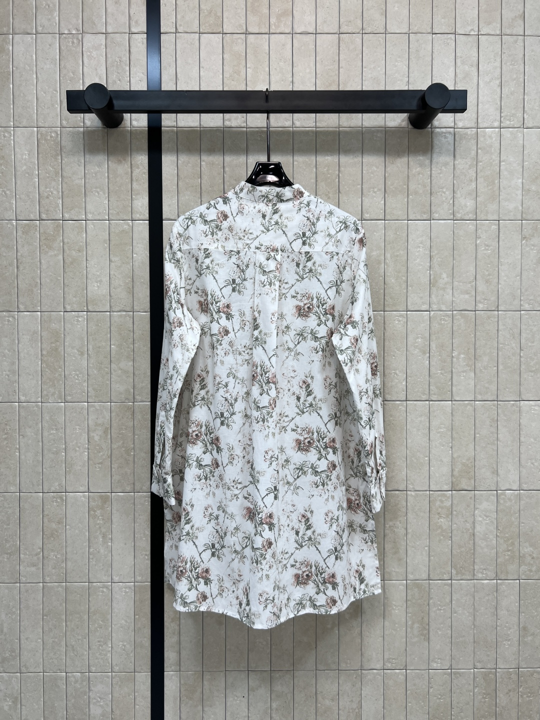 D家 26春夏新品 碎花印花长袖衬衫 白色底配粉绿花卉 浪漫优雅 春夏穿超舒服 圆领+木耳花边门襟装饰 