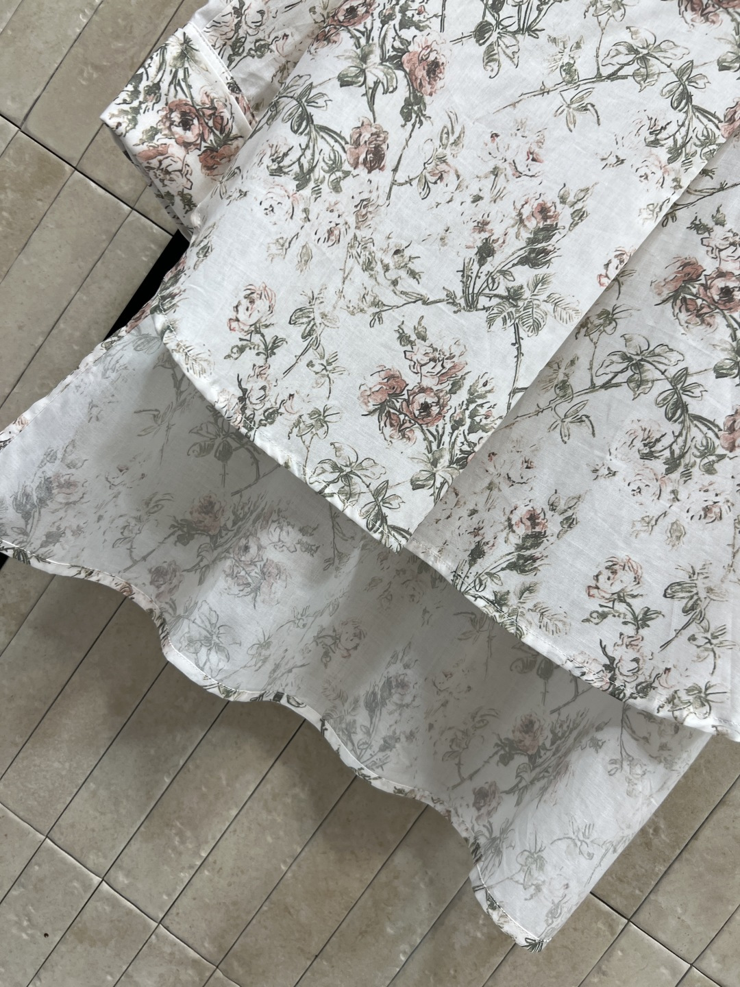 D家 26春夏新品 碎花印花长袖衬衫 白色底配粉绿花卉 浪漫优雅 春夏穿超舒服 圆领+木耳花边门襟装饰 