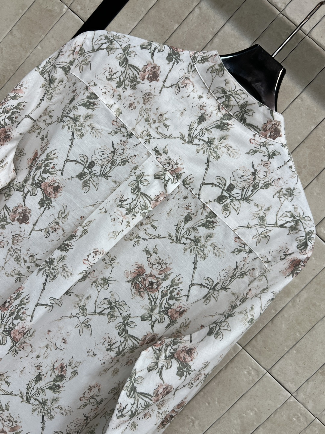 D家 26春夏新品 碎花印花长袖衬衫 白色底配粉绿花卉 浪漫优雅 春夏穿超舒服 圆领+木耳花边门襟装饰 