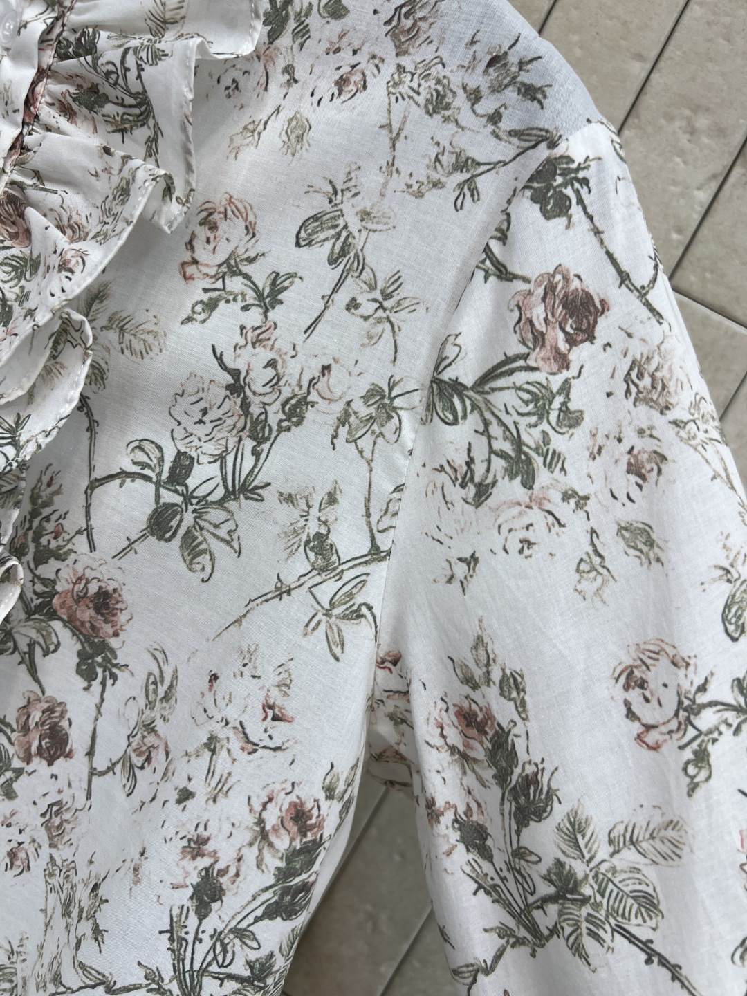 D家 26春夏新品 碎花印花长袖衬衫 白色底配粉绿花卉 浪漫优雅 春夏穿超舒服 圆领+木耳花边门襟装饰 