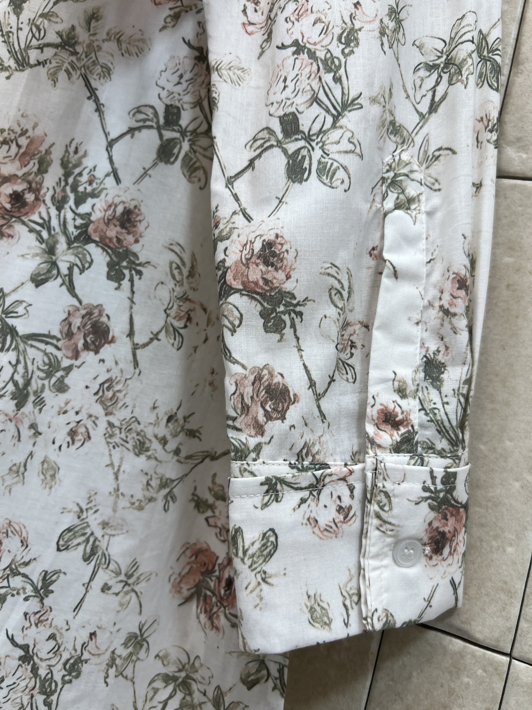 D家 26春夏新品 碎花印花长袖衬衫 白色底配粉绿花卉 浪漫优雅 春夏穿超舒服 圆领+木耳花边门襟装饰 