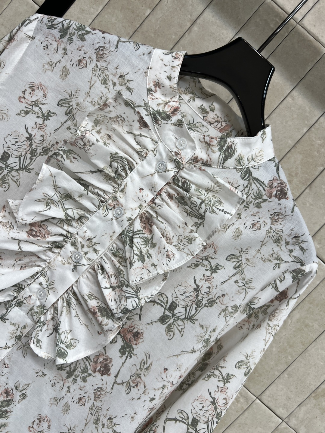 D家 26春夏新品 碎花印花长袖衬衫 白色底配粉绿花卉 浪漫优雅 春夏穿超舒服 圆领+木耳花边门襟装饰 