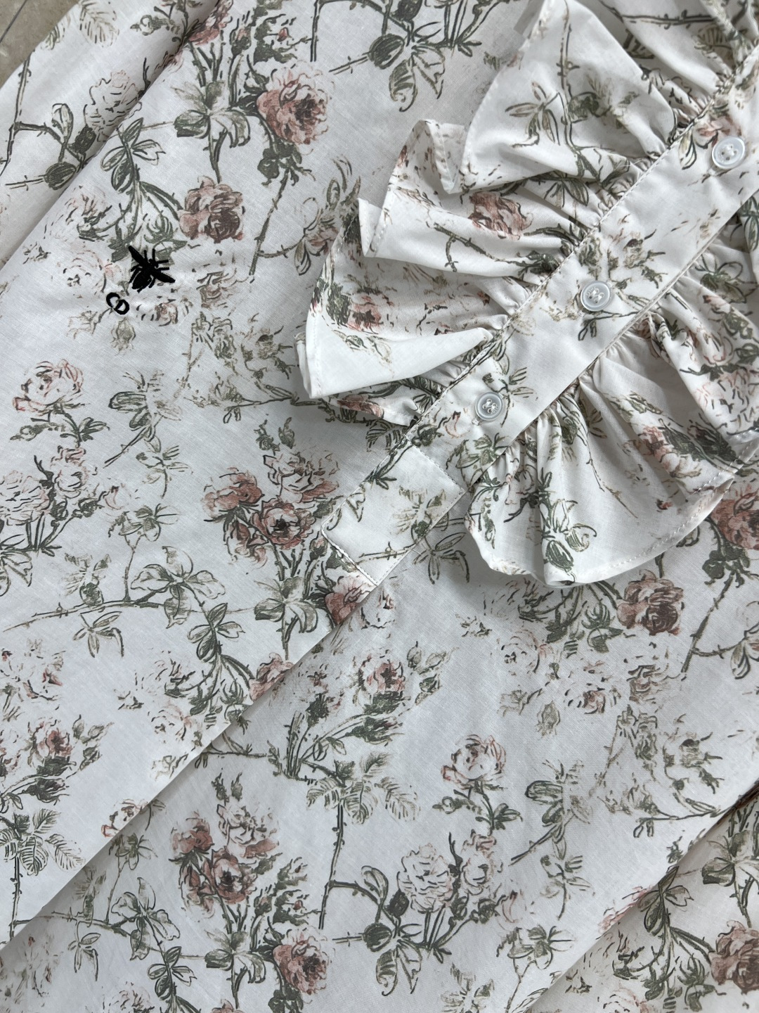 D家 26春夏新品 碎花印花长袖衬衫 白色底配粉绿花卉 浪漫优雅 春夏穿超舒服 圆领+木耳花边门襟装饰 