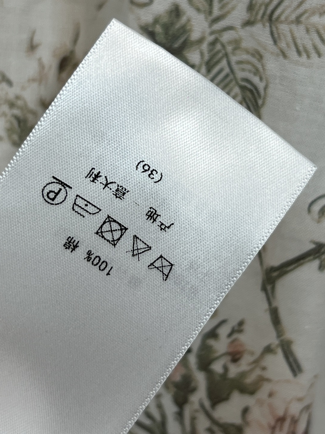 D家 26春夏新品 碎花印花长袖衬衫 白色底配粉绿花卉 浪漫优雅 春夏穿超舒服 圆领+木耳花边门襟装饰 