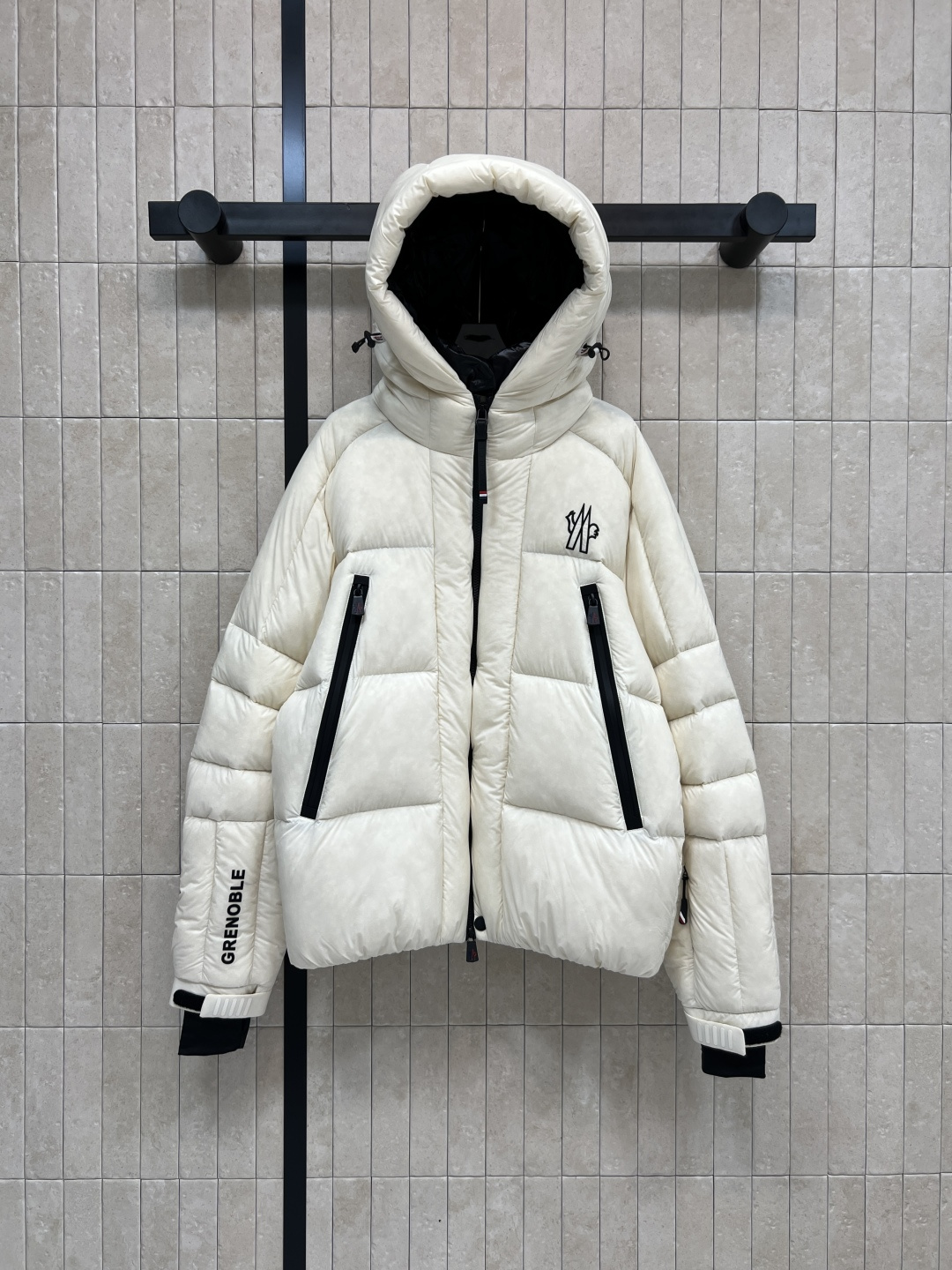 NO:579348,Comes with dust bag M Home 25 new autumn and winter hooded stand-up collar down ski jacket, simple and street-like, hooded + stand-up collar design, suitable for outdoor skiing or daily commuting!  Zippered pocket on the right sleeve + 'GRENOBLE' lettering on the left sleeve. Full of brand sense. The upper body is slim and warm. The inner waist buckle has waist details. It is enough to protect the wind and waist in winter. Heavy 90 white goose down and high velvet filling. It is a must-have artifact for winter skiing. Keeps warm and avoids bloat. Follow the original details and large goods. Two colors and five codes, Size/1-2-3-4-5,, down jacket, hats, alexander wang19860909配防尘袋M家 25秋冬新款 连帽立领羽绒滑雪服 简约又有街头感 连帽+立领设计 户外滑雪或日常通勤都OK！右袖拉链口袋+左袖“GRENOBLE”字样 品牌感十足 上身显瘦又保暖 内里腰扣带收腰细节 足够冬天的挡风护腰 重磅的90白鹅绒高绒填充 冬天滑雪必备神器 保暖拒绝臃肿 跟足原版细节大货 两色五码Size/1-2-3-4-5,,down jacket,hats,alexander wang,Women's clothing