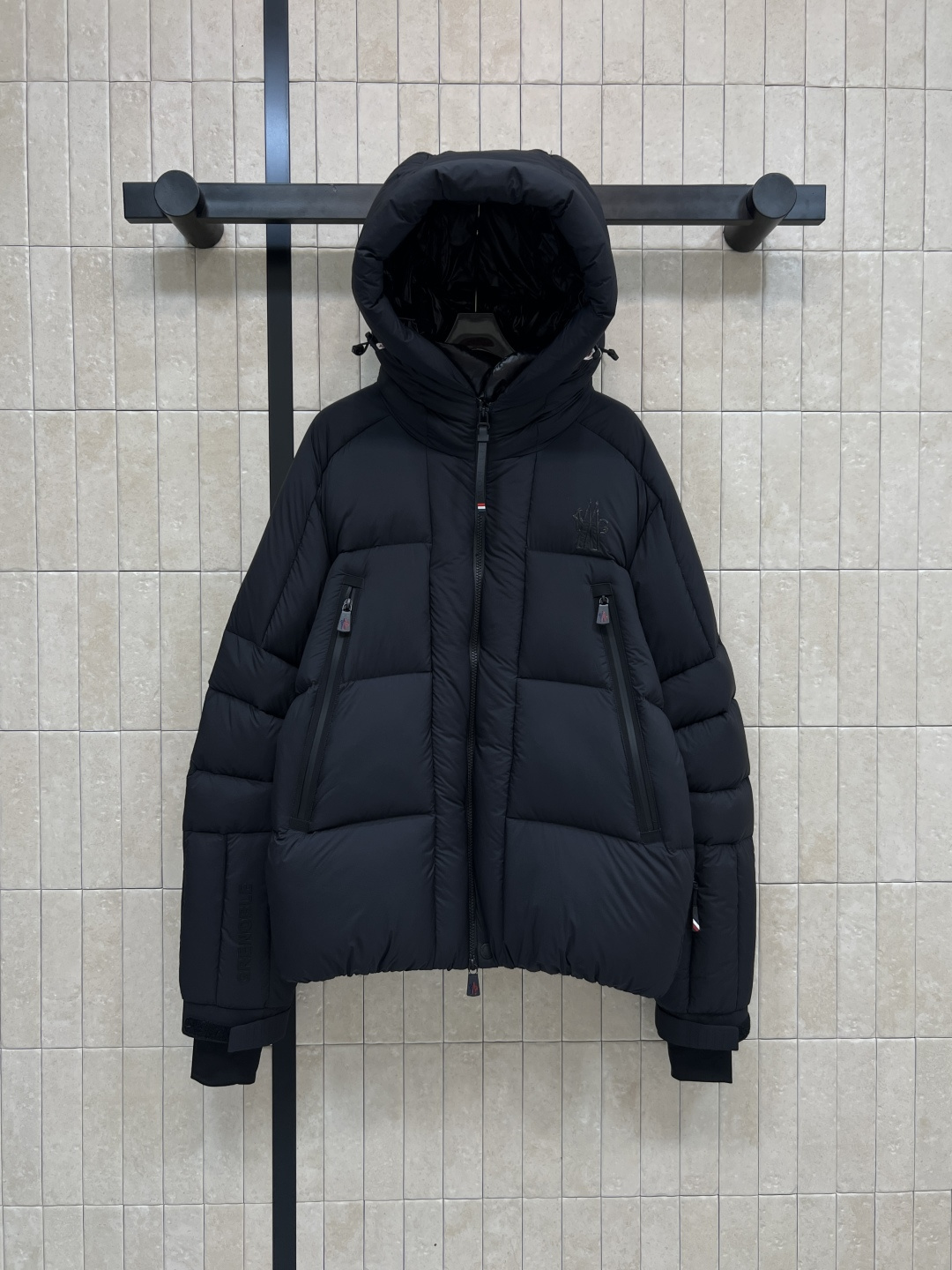 NO:579351,Comes with dust bag M Home 25 new autumn and winter hooded stand-up collar down ski jacket, simple and street-like, hooded + stand-up collar design, suitable for outdoor skiing or daily commuting!  Zippered pocket on the right sleeve + 'GRENOBLE' lettering on the left sleeve. Full of brand sense. The upper body is slim and warm. The inner waist buckle has waist details. It is enough to protect the wind and waist in winter. Heavy 90 white goose down and high velvet filling. It is a must-have artifact for winter skiing. Keeps warm and avoids bloat. Follow the original details and large goods. Two colors and five codes, Size/1-2-3-4-5,, down jacket, hats, alexander wang19860909配防尘袋M家 25秋冬新款 连帽立领羽绒滑雪服 简约又有街头感 连帽+立领设计 户外滑雪或日常通勤都OK！右袖拉链口袋+左袖“GRENOBLE”字样 品牌感十足 上身显瘦又保暖 内里腰扣带收腰细节 足够冬天的挡风护腰 重磅的90白鹅绒高绒填充 冬天滑雪必备神器 保暖拒绝臃肿 跟足原版细节大货 两色五码Size/1-2-3-4-5,,down jacket,hats,alexander wang,Women's clothing