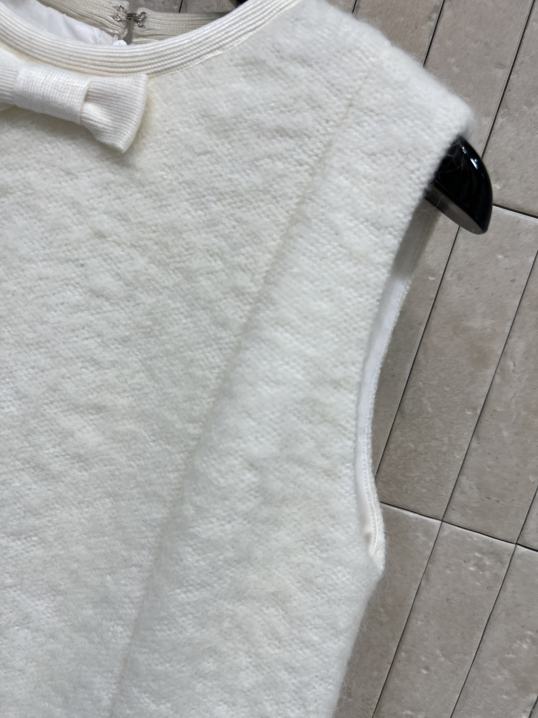 小香家 25秋冬新款 白色毛毛背心裙 简约设计+蝴蝶结点缀 优雅又俏皮 正面双口袋 内衬暗纹山茶花图案 