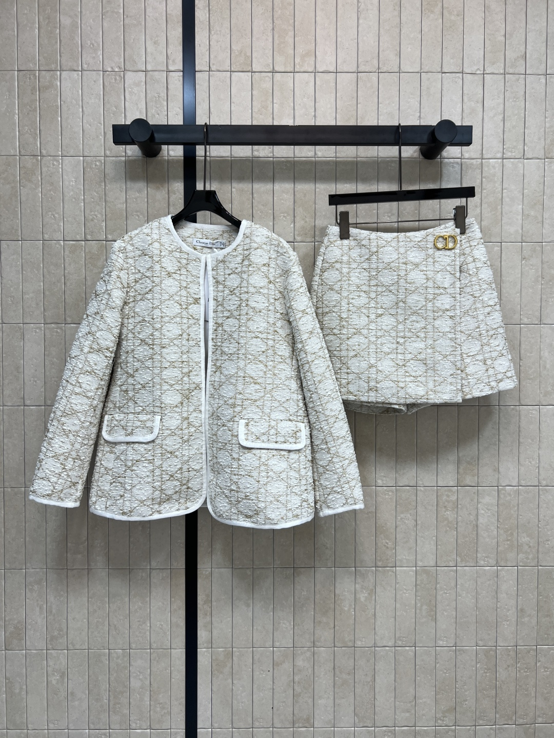NO:586700,Jacket Half D Home 25 new autumn and winter style golden cannage suit, round neck cardigan jacket + patchwork culottes, beige and gold intertwined, gold yarn details are super exquisite!  High-waisted patchwork culottes with CD metal buckle, full of brand sense, white binding on the front and neckline, elegant and intellectual, can be easily worn in formal occasions or high-end gatherings, a lady's style, a must-have for fashionistas ~ one color, three sizes, dior, skirts, jackets & coats, alexander wang19860909外套半D家 25秋冬新款 金色藤格纹套装 圆领开衫外套+搭片裤裙 米白金色交织 金丝纱线细节超精致！高腰搭片裤裙 搭配CD金属扣 品牌感满满 前襟和领口白色捆边 优雅知性 正式场合或高端聚会都能轻松驾驭 名媛干金风get 时髦精必入款~一色三码,,dior,skirts,jackets & coats,alexander wang,Women's clothing