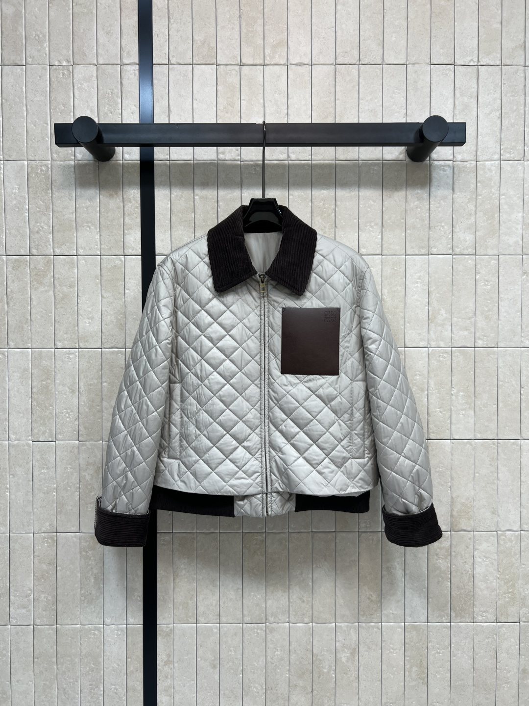 NO:587330,LW’s 25 new autumn/winter corduroy lapel diamond pattern cotton jacket, classic diamond quilting + corduroy collar and cuffs, retro and fashionable!  The quilted design is great for windproof and warm keeping. It’s perfect for autumn and winter. The logo leather patch on the chest is decorated with perfect details and is highly recognizable. The short design + double-layer hem makes it slim and windproof. It can be worn for commuting and dating. It’s versatile and easy to match. It looks good no matter how you match it!  Pair it with jeans or a skirt to easily get the autumn and winter atmosphere. Four sizes in one color SMLXL, skirts, jeans, alexander wang19860909LW家 25秋冬新款 灯芯绒翻领菱格纹棉服 经典菱形绗缝+灯芯绒领口袖口 复古又时髦！夹棉设计防风保暖效果超赞 秋冬穿超合适 胸前logo皮牌装饰 细节满分 辨识度高 短款设计+双层下摆 显瘦又防风 通勤约会都能穿 百搭不挑人 怎么搭都好看！搭配牛仔裤或半裙 轻松get秋冬氛围感穿搭 一色四码 SMLXL,,skirts,jeans,alexander wang,Women's clothing