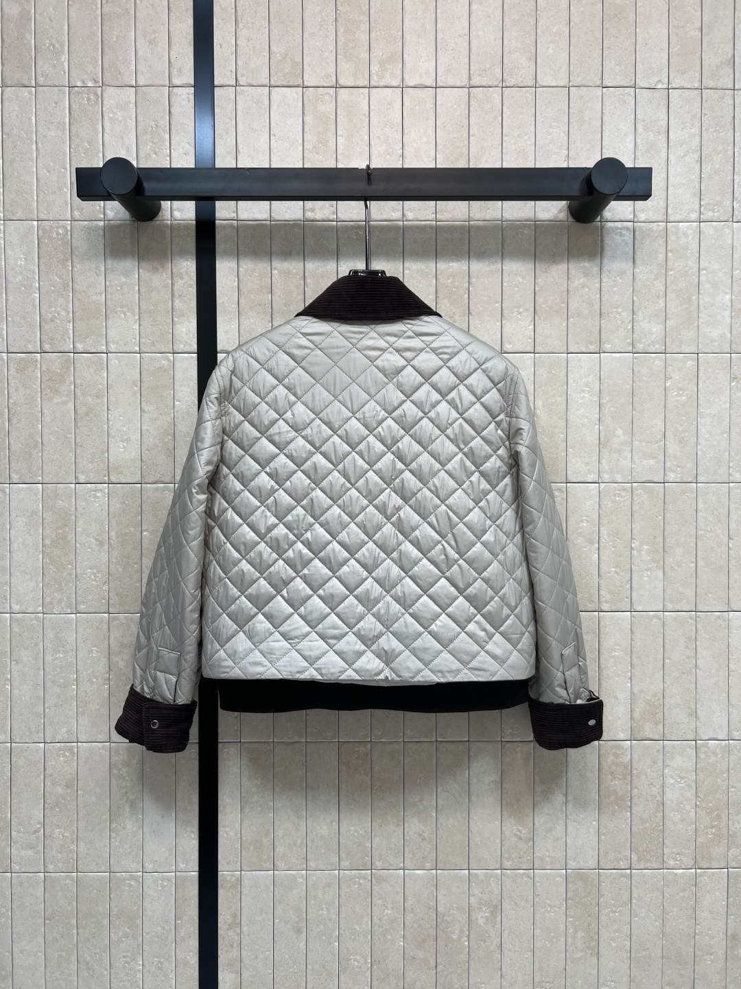 LW家 25秋冬新款 灯芯绒翻领菱格纹棉服 经典菱形绗缝+灯芯绒领口袖口 复古又时髦！夹棉设计防风保暖效